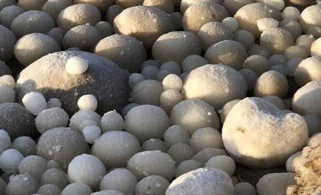 出现罕见异象，芬兰海滩引发全球关注，突然出现上万“冰蛋”