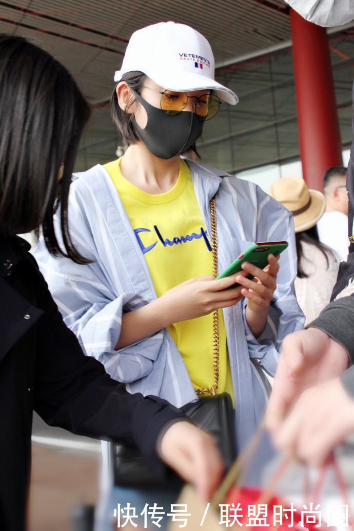 唐艺昕短裤配运动鞋，暴露了一双小粗腿，网友：张若昀喂的！