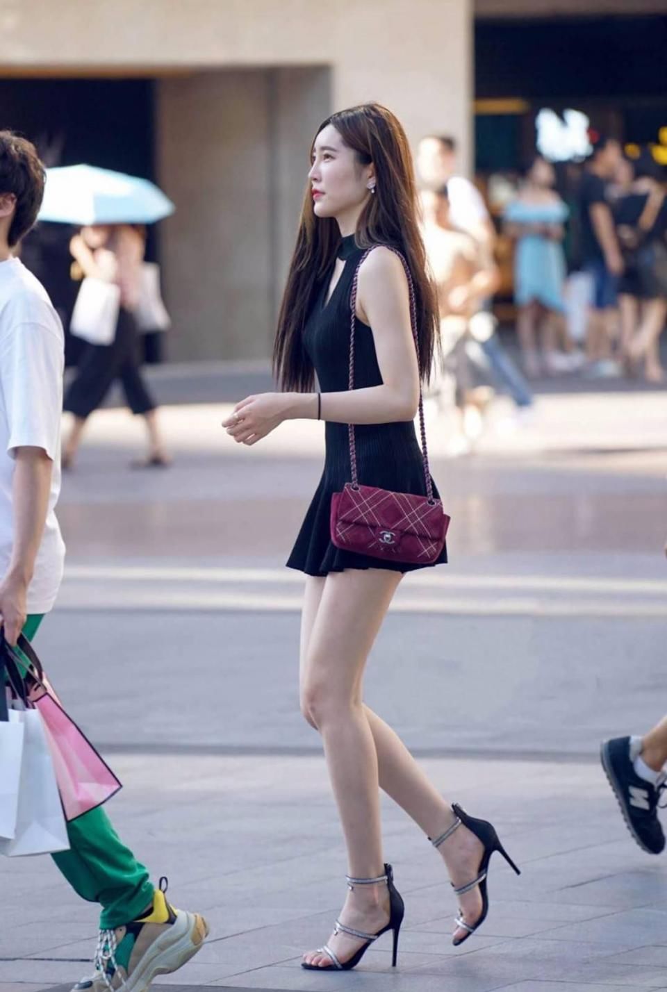 街拍:两个小姐姐身材高挑,气质不错,衣着打扮也非常时尚。