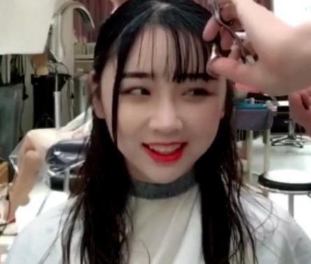 大脸妹子想换发型,理完后都想把店砸了,网友:25岁剪成40岁