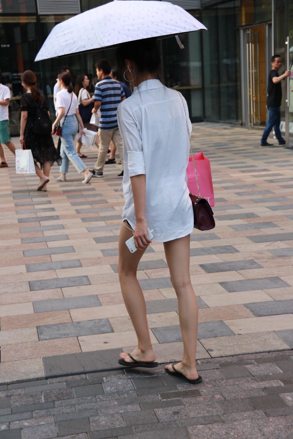 深圳街拍:美女姐姐身材高挑丰满性感动人 应该是男人的择偶标准