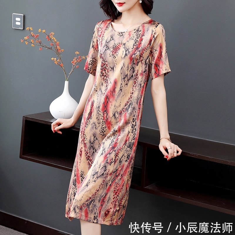  优雅：看到今年的印花裙，忍不住给自己买了两件，没想到连妈妈都夸美