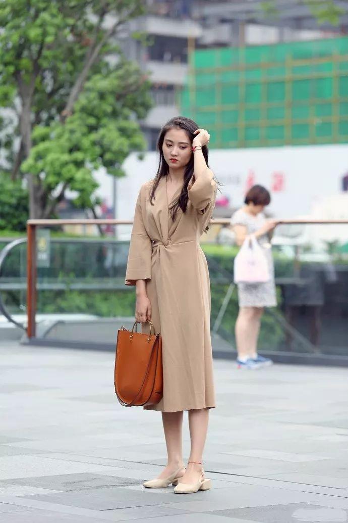 路人街拍: 穿着“睡衣”上街的小姐姐, 一举一动如同贵妇一般