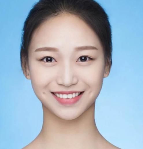  『高度』女生拍证件照时，记住这4个“小心机”，不P图也能美出新高度！