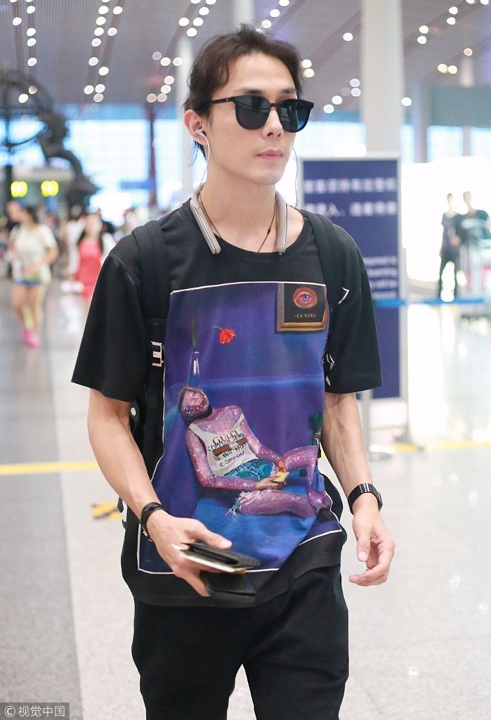 奶爸李承铉架黑超梳小辫潮男范 表情萌萌哒似偷师女儿Lucky