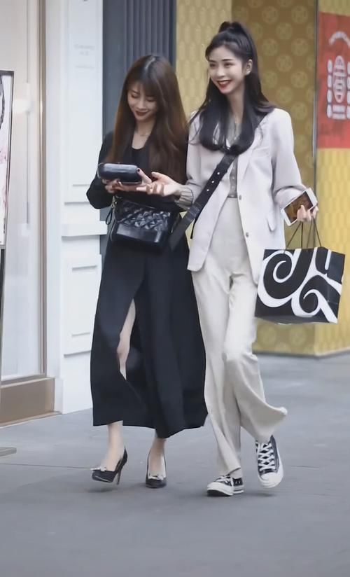  『cm』小姐姐的腿有多细，穿一双普通匡威鞋，显得腿比鞋子还小2cm！