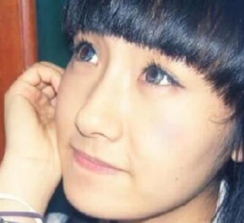 20岁的美女为保持形象, 长达两年没有卸妆, 后果却让人担忧