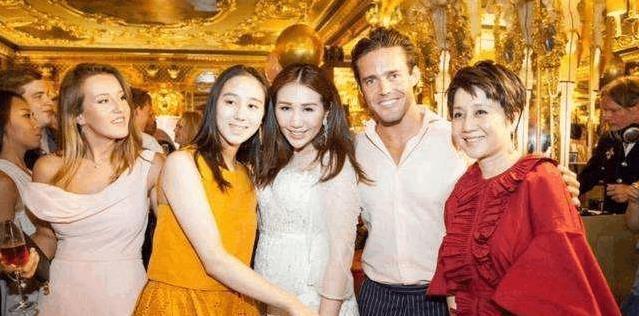 『何超欣』爸爸比自己老78岁,一出生就身家上百亿,如今19岁颜值超高