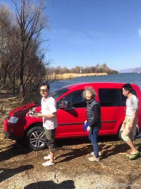 洱海洗车刚被罚2000，又有游客被曝在滩地上烧火做饭