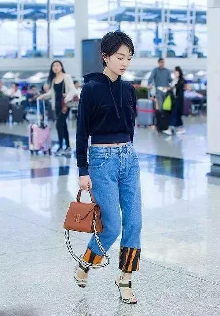 改穿地摊蕾丝和拖鞋的周冬雨终于不穿牛仔裤配高筒靴