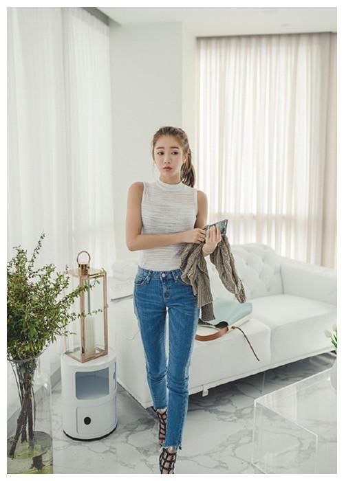 上海街拍：曲线迷人的紧身裤美女，凹凸有致的身材，十分抢眼！