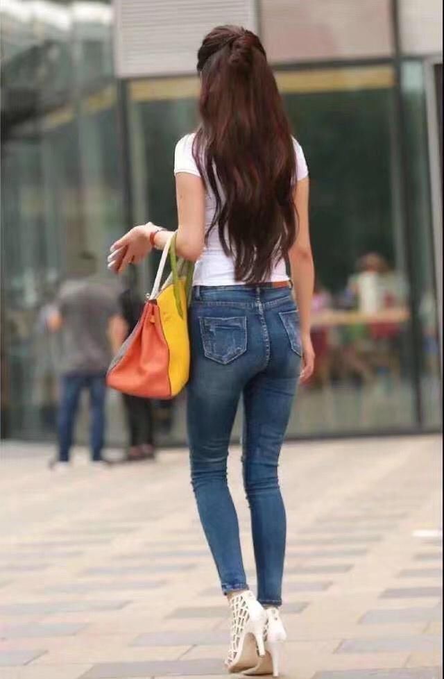 浅蓝色牛仔热裤搭配黑色休闲长袖T恤，小姐姐有几丝御姐范儿！