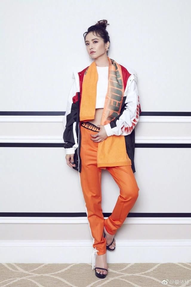 蔡依林着装大胆,吓傻路人 网友说:直接把情趣内衣穿出来了?