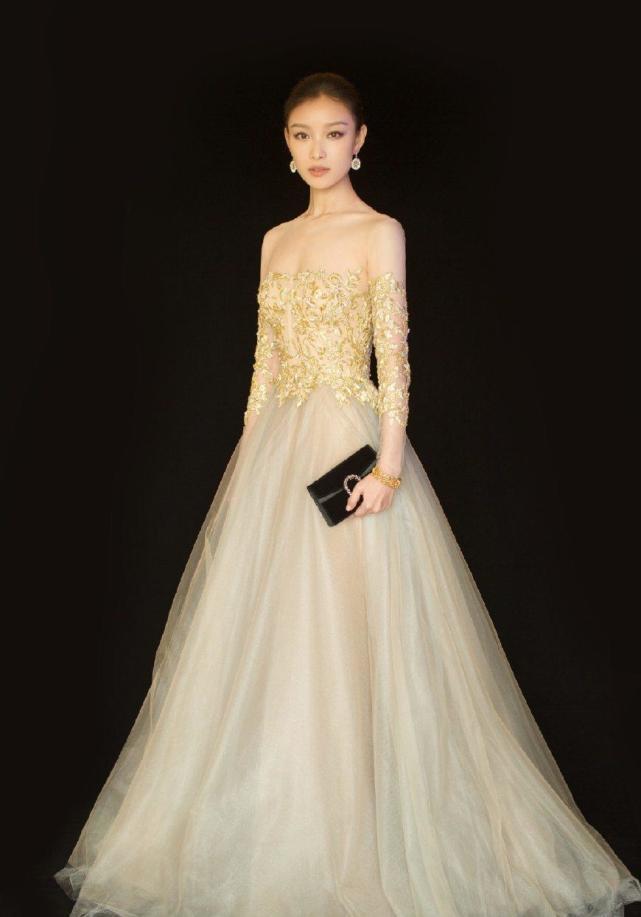 倪妮真会玩，土到掉渣的黄背心黄裤红手套，在她身上意外的好看！