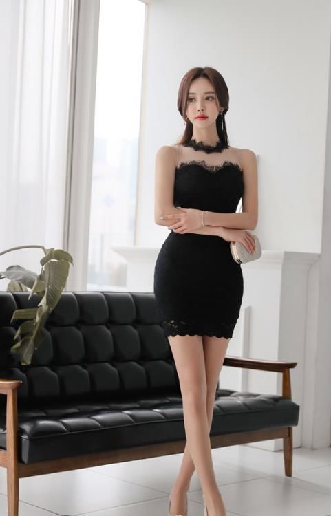 身材火辣的气质美女，不管是超短裙还是超短裤都能轻松驾驭