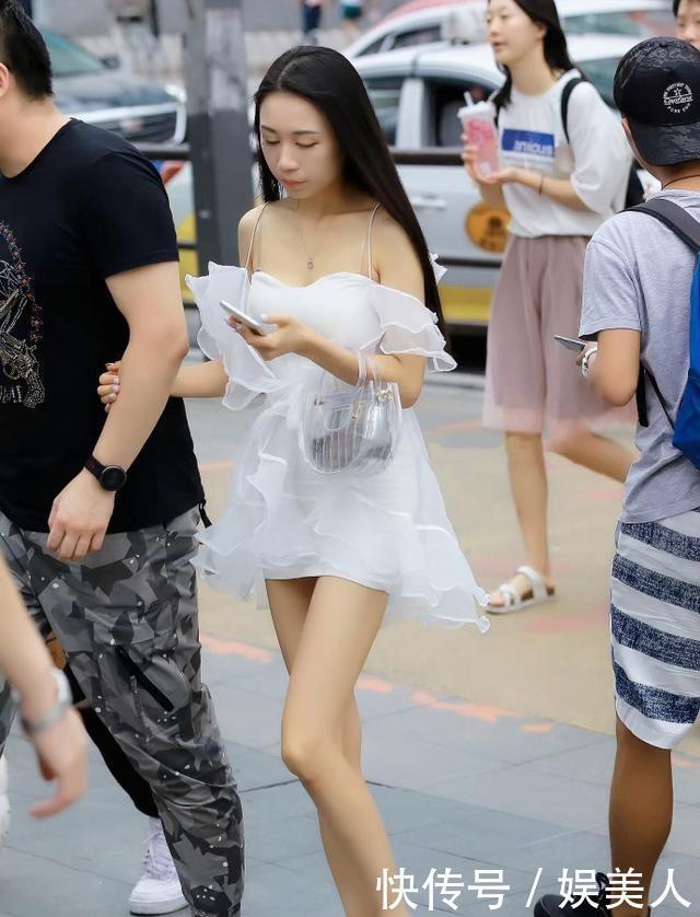 『搭配』小姐姐一身黑色的百褶裙,带着神秘又优雅的美感
