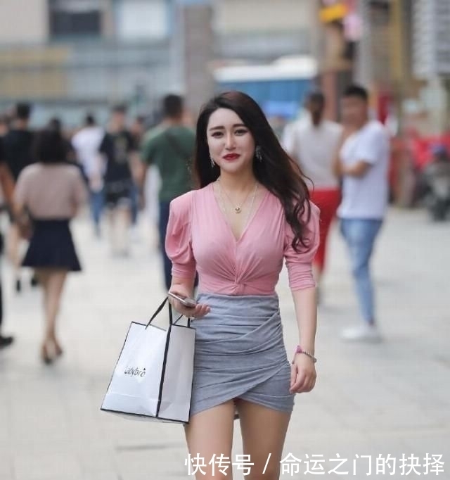 「优雅」时尚街拍成熟的小姐姐一身粉嫩装扮,紧身牛仔裤笔直修长