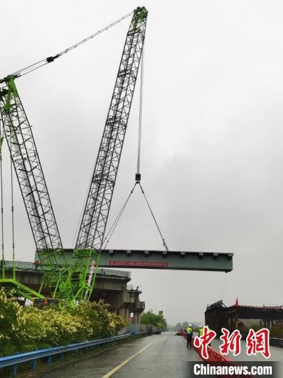  『钢箱梁』中铁北京工程局天津公司成都项目跨二绕高明互通首榀钢箱梁架设成功