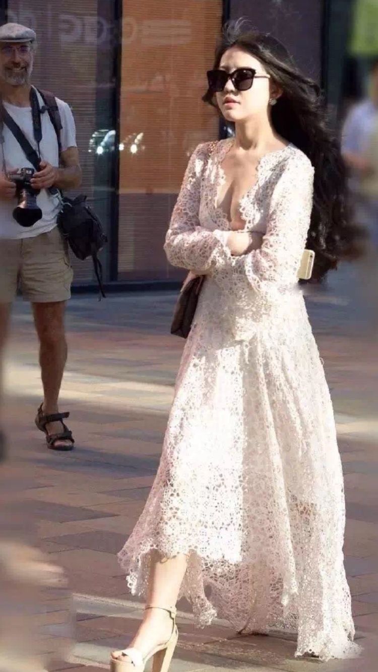 街拍美图 美女穿真的清凉又好看 连老外也喜欢她的身形曲线!