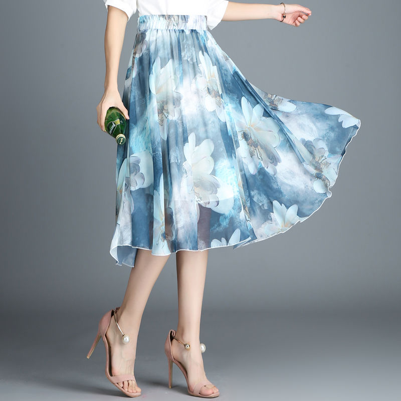 女人30岁多穿“吊带裙”，显瘦显美，优雅大气很是迷人