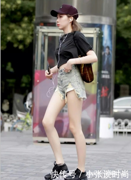街拍,皮肤白皙身材苗条气质小姐姐穿热裤就是好看,发色抢眼!!