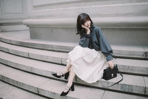 百思图x唯品会电视同款，艾若曼完美演绎职场轻熟风