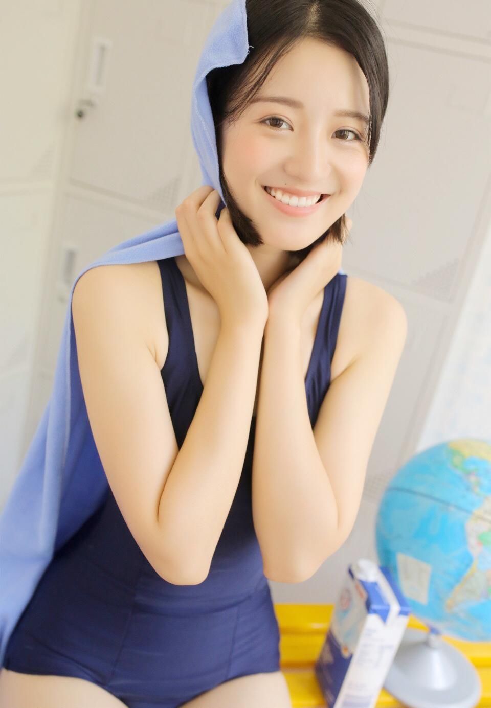 吊带紧身服美女美胸长腿性感极品写真