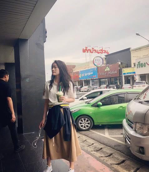 张雪迎有点恶趣味了，穿着“口袋裤”就出门，化妆品都藏裤兜了？