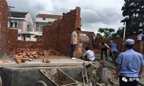 以前在农村有宅基地，如今是城市户口，还可以建房吗？