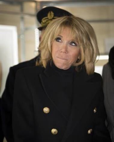 65岁法国第一夫人:穿紧身裙前凸后翘，难怪马克龙对她死心塌地!