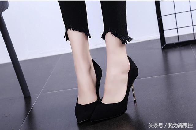 吸管般的小细鞋跟,给人一种岌岌可危的感觉