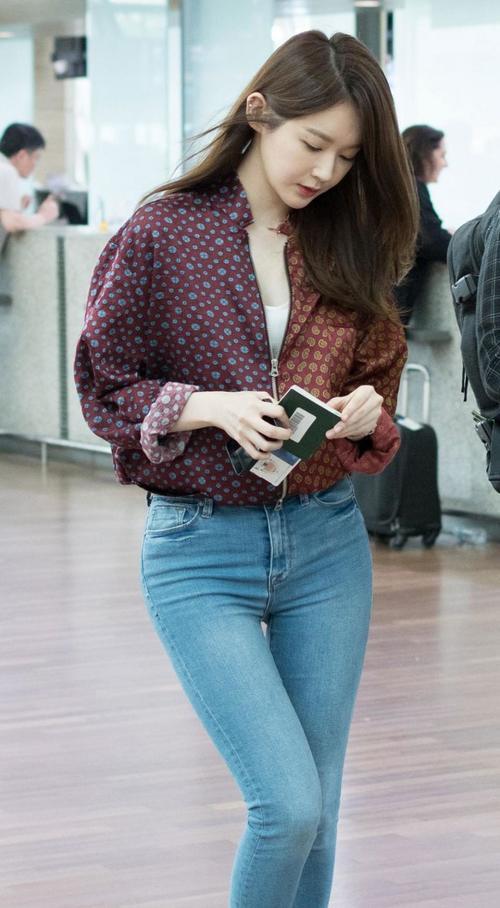 街拍：小姐姐紧身牛仔裤，秀出修长好身材！