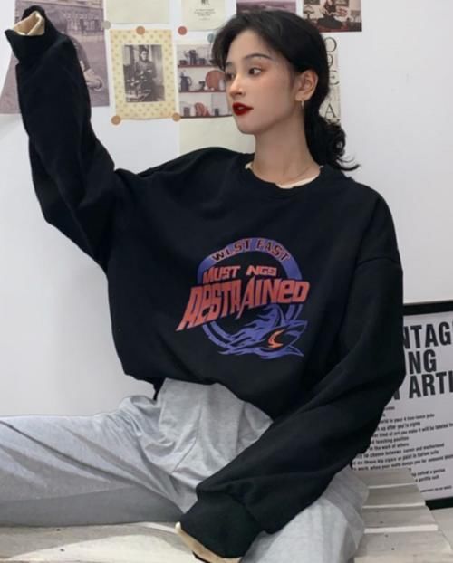 『瞧瞧』建议微胖女生卫衣不要搭紧身裤了,瞧瞧下面网红这样穿,超显瘦