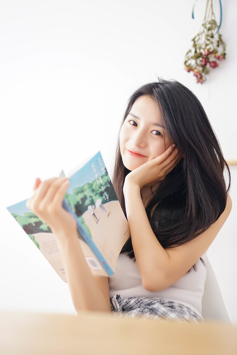 清纯女孩白色吊带衫私房写真