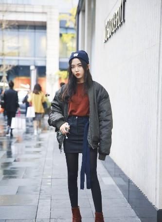『小姐姐选择』路人街拍,小姐姐搭配一件黑色高腰的紧身裤,看起来真是别致
