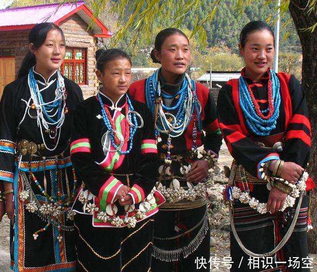 西藏林芝有个民族，住在深山峡谷中，至今还保留着这个古老习俗