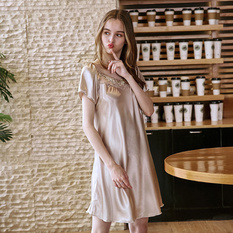 法国女人在家穿的睡衣，美得一个比一个迷人，让人大开眼界