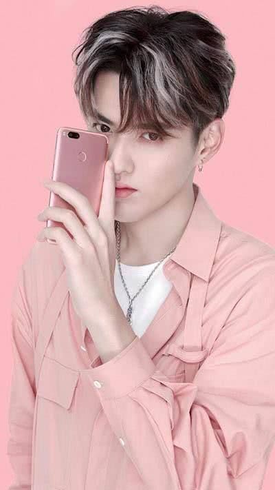 搞笑:这些男星比女星还适合粉色,吴亦凡简直太惊艳!