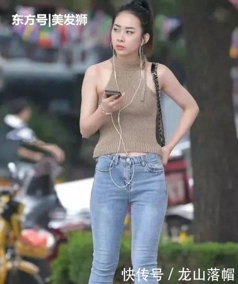 #美女#牛仔裤美女摆拍的时候,有一种优雅、甜美的感觉
