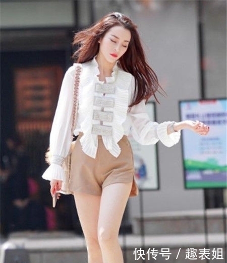 『前卫』街拍:修眉联娟的小美女,身穿红色的连衣裙,时尚前卫有活力