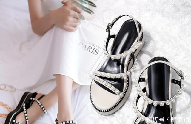 一5多小个子的女人穿的精致坡跟女鞋，上脚显高显瘦，很有女人味