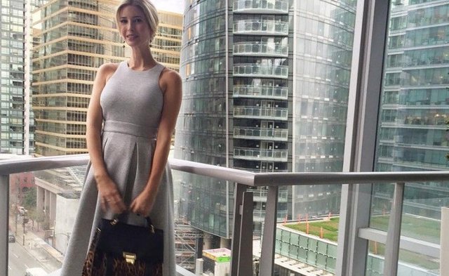 37岁的伊万卡:紧身上衣突显好身材，对视特鲁多似“甜蜜恋人”!