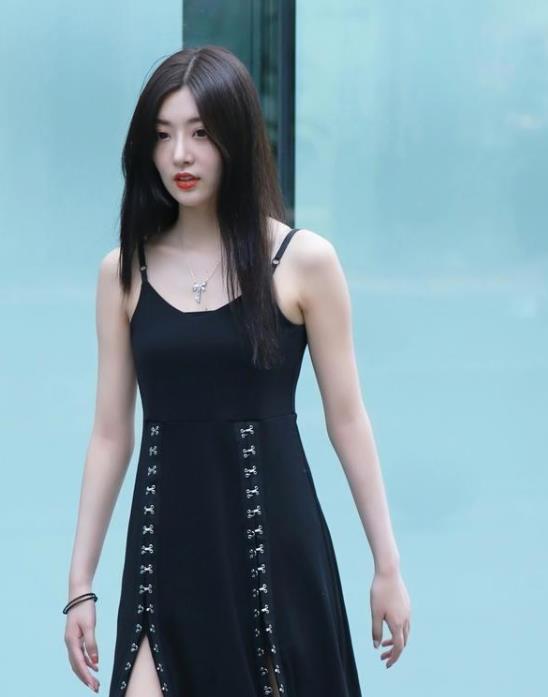 【美女】街拍:名嫒美姝的美女,一件白色的连衣裙,优雅大方气质十足
