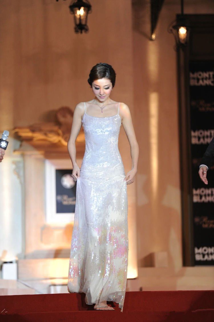 熊黛林真够猛，穿吊带裙玩性感 ，网友:这身材简直在拉仇恨