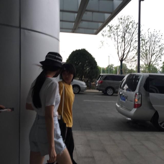 迪丽热巴孟美岐同穿破洞裤，一个水蛇腰一个粗腰，网友：差距真大