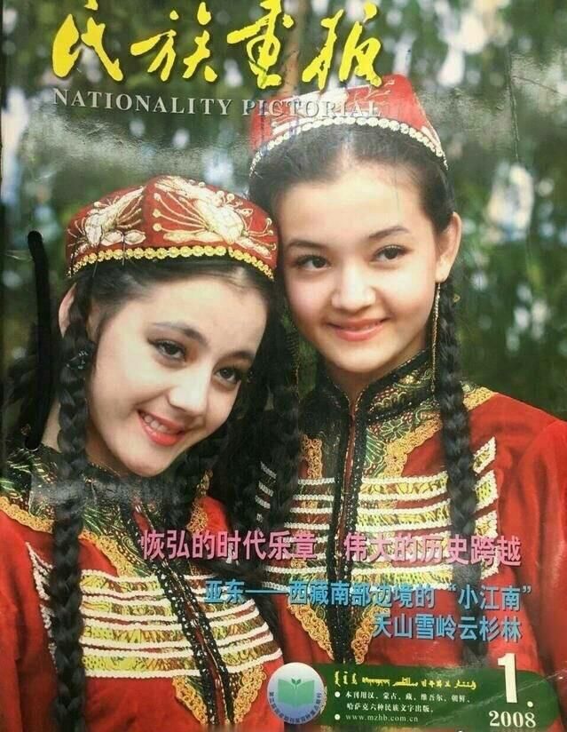 感受一组迪丽热巴小时候的照片,奶萌乖巧,美得