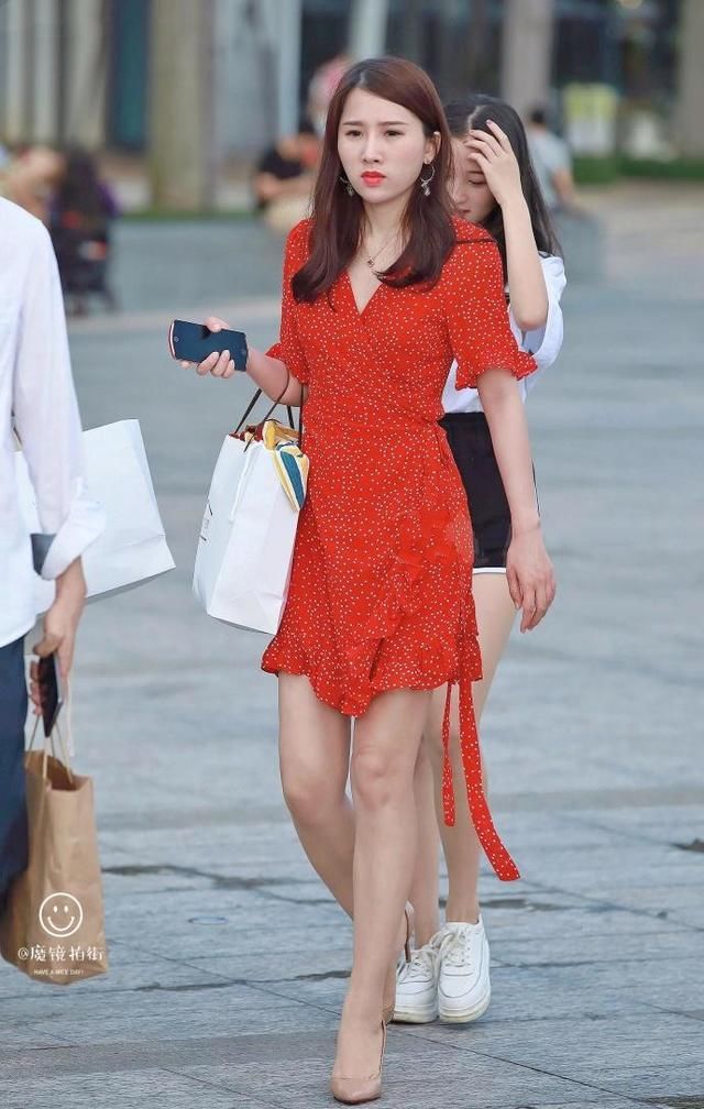 街拍：玲珑的身材搭配火红的连衣裙，岂止惊艳，有点爱上小姐姐了