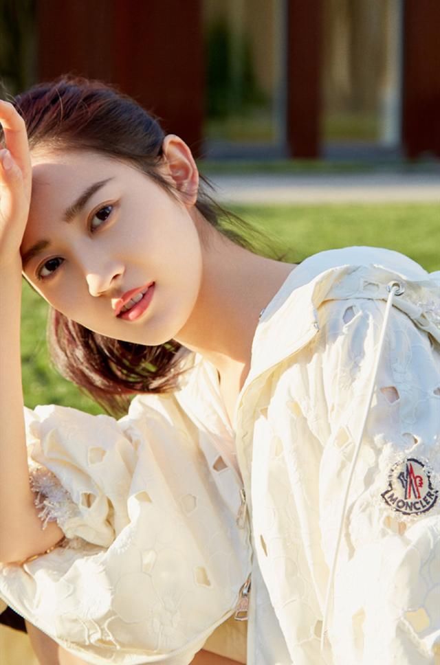  【白色连衣裙】越简约越美！裙子的少女风穿法：浅色调+休闲风，清新美自然展现