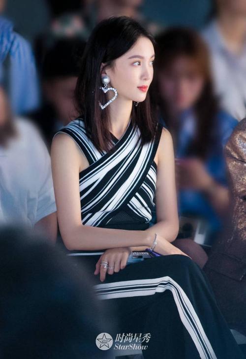 景甜、孟美岐、何穗看秀都能气场全开