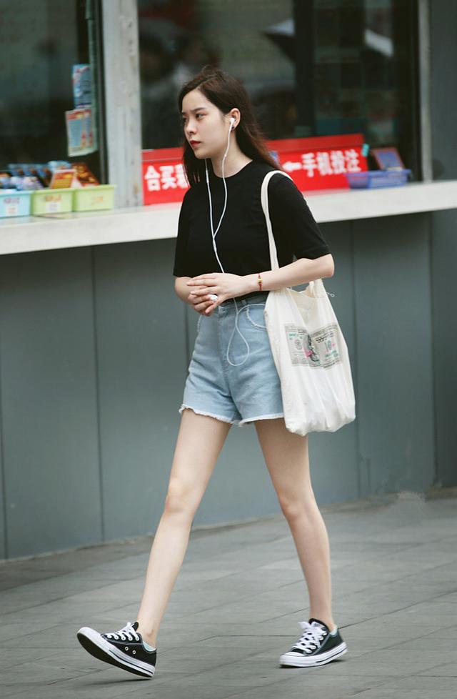 路人街拍：名副其实的带标签的小姐姐，短裤和背心秀出清爽美